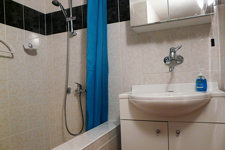 Badkamer van het mooie vakantiehuis, te koop in rustig plaatsje, Tsjechische Republiek.